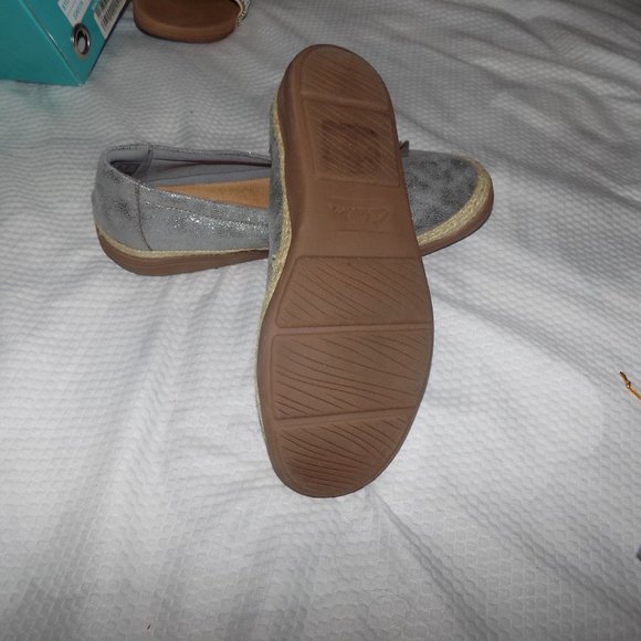 Clark’s Women FEMMES SILVER Slip On Flats SZ 9M - Picture 3 of 3